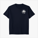 Camiseta com estampa frontal de personagem musculoso com espada em círculo e texto "Boy Bigorna" e estampa traseira de guerreiro robusto em frente a fundo vermelho.