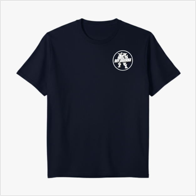 Camiseta com estampa frontal de personagem musculoso com espada em círculo e texto "Boy Bigorna" e estampa traseira de guerreiro robusto em frente a fundo vermelho.