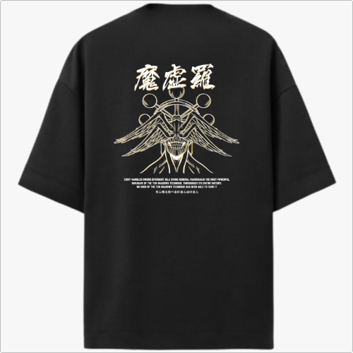 Camiseta com estampa frontal de mãos segurando uma flor estilizada e estampa traseira de design com asas, círculos e texto em estilo asiático.