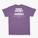 Camiseta com estampa frontal de texto estilizado "just ship it" e ícones circulares e estampa traseira de frase inspiradora "MAKE MONEY AND FRIENDS".