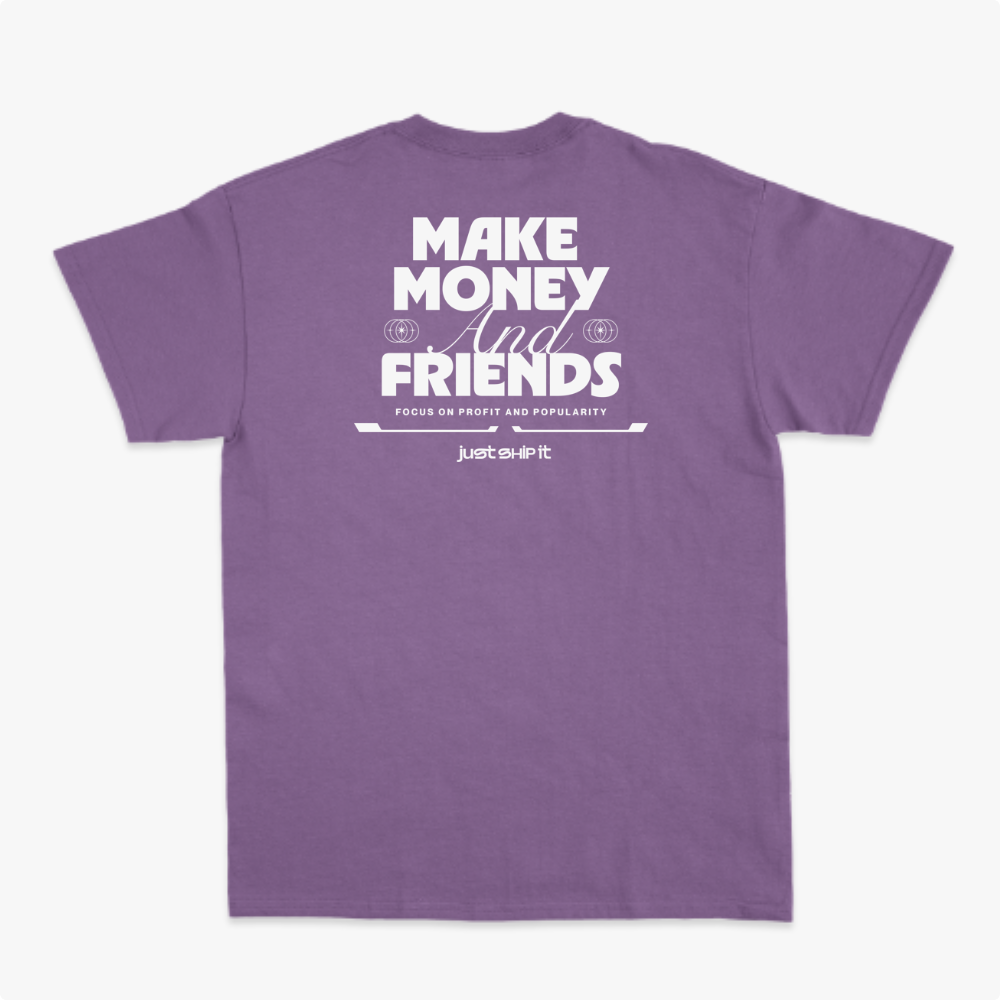 Camiseta com estampa frontal de texto estilizado "just ship it" e ícones circulares e estampa traseira de frase inspiradora "MAKE MONEY AND FRIENDS".