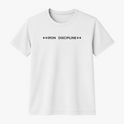 Camiseta com estampa frontal de texto "IRON DISCIPLINE" ladeado por desenhos de halteres simples, criando um apelo visual direto e impactante.