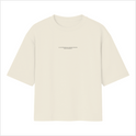 Camiseta com estampa frontal de texto minimalista centralizado com mensagem espirituosa, destacando um estilo casual e moderno através de tipografia sutil.