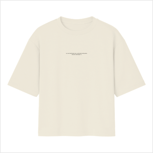 Camiseta com estampa frontal de texto minimalista centralizado com mensagem espirituosa, destacando um estilo casual e moderno através de tipografia sutil.