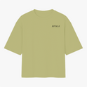 Camiseta com estampa frontal de texto "RIVALS" no lado superior e estampa traseira de carros de corrida com texto sobrepostos "NO SAFETY. NO MERCY. RIVALS".