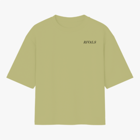 Camiseta com estampa frontal de texto "RIVALS" no lado superior e estampa traseira de carros de corrida com texto sobrepostos "NO SAFETY. NO MERCY. RIVALS".