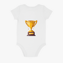 Body infantil com estampa frontal de um troféu dourado detalhado, posicionado sobre uma base decorativa, retratando brilho e detalhes esculpidos.