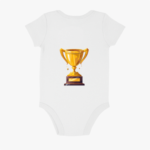 Body infantil com estampa frontal de um troféu dourado detalhado, posicionado sobre uma base decorativa, retratando brilho e detalhes esculpidos.
