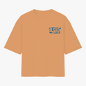 Camiseta com estampa frontal de "Jesus Cristo" em efeito desgastado e estampa traseira ampliada do mesmo motivo com visual rústico.