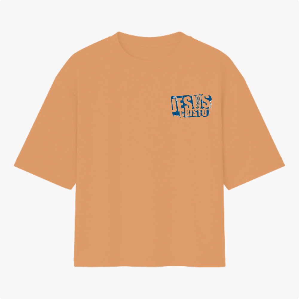 Camiseta com estampa frontal de "Jesus Cristo" em efeito desgastado e estampa traseira ampliada do mesmo motivo com visual rústico.