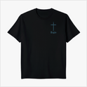 Camiseta com estampa frontal de cruz estilizada e "Legio" e estampa traseira de esqueleto rezando, rodeado de caveiras e halo envolvente com letras.