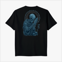 Camiseta com estampa frontal de cruz estilizada e "Legio" e estampa traseira de esqueleto rezando, rodeado de caveiras e halo envolvente com letras.