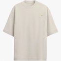 Camiseta com estampa frontal do monograma "H" minimalista e estampa traseira de imagem artística com mãos semelhantes a "A Criação" e texto "Born from Caffeine".
