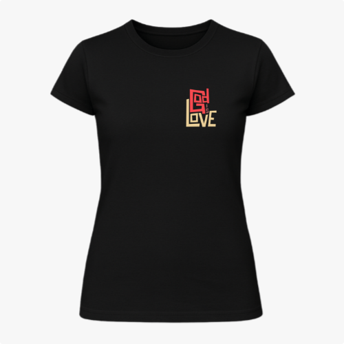 Camiseta com estampa frontal de "God is Love" estilizado, com caracteres entrelaçados, e estampa traseira expandida da mesma frase em maior proporção.