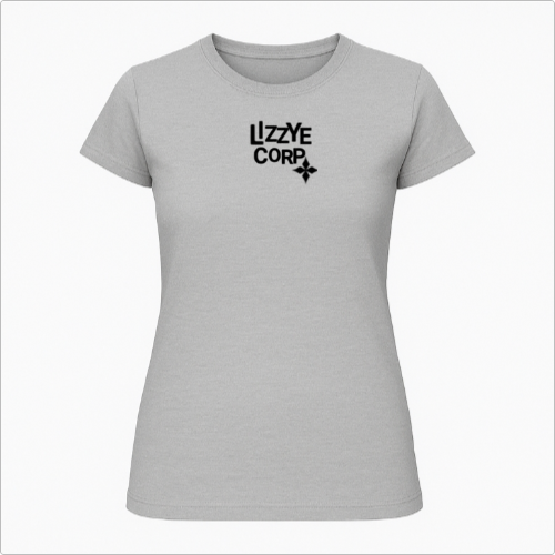 Camiseta com estampa frontal de texto estilizado "LYZZYE CORP" acompanhado por um pequeno símbolo geométrico logo abaixo do texto centralizado.