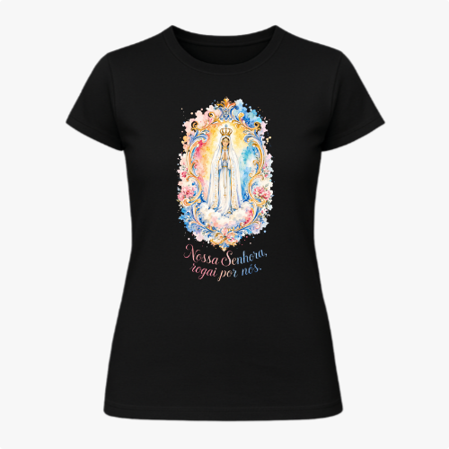 Camiseta com estampa frontal de imagem de Nossa Senhora em moldura colorida com flores e frase "Nossa Senhora, rogai por nós" e estampa traseira de logotipo com cruz e texto.