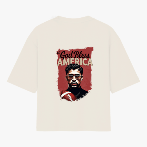 Camiseta com estampa frontal de texto "God Bless America Born 2000" e estampa traseira de ilustração de homem com óculos segurando bola de futebol americano.