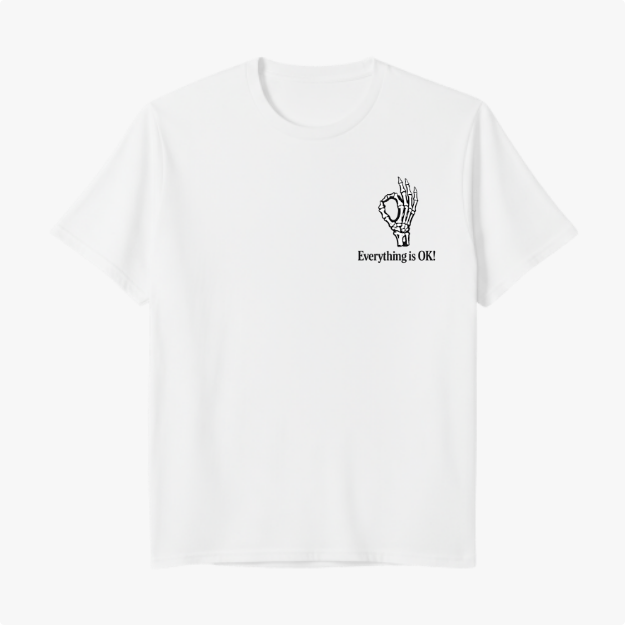 Camiseta com estampa frontal de mão esquelética fazendo gesto de "ok" acompanhada da frase "Everything is OK!".