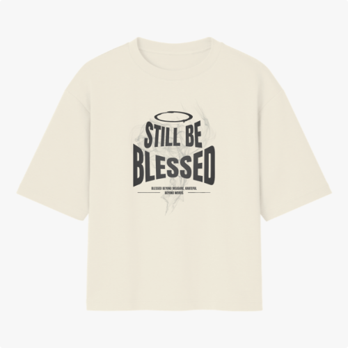 Camiseta com estampa frontal de texto 'Still Be Blessed' acompanhado de um halo, e estampa traseira de texto estilizado 'God is Good'.