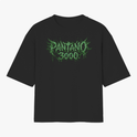 Camiseta com estampa frontal de letras em relevo estilo gótico "Pantano 3000" e estampa traseira de caveira detalhada cercada por símbolos esotéricos.