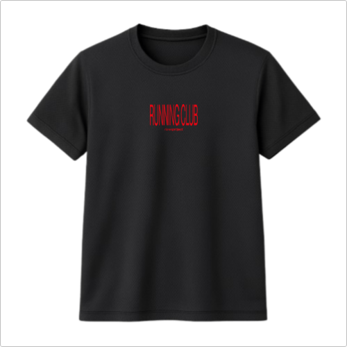 Camiseta com estampa frontal de texto em vermelho exibindo as palavras "RUNNING CLUB" em destaque e uma linha menor de texto logo abaixo.