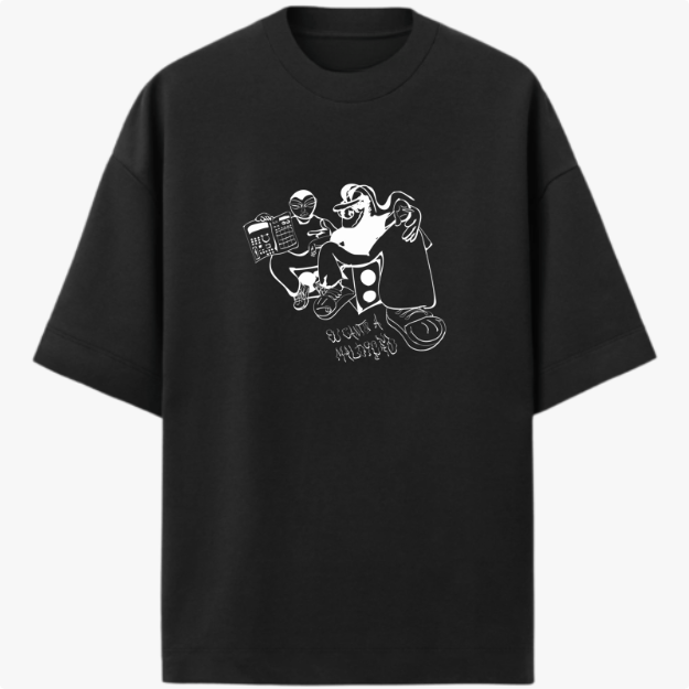 Camiseta com estampa frontal de dois personagens sentados com um dispositivo, um dos personagens sorridente e mãos aos ombros, e estampa traseira de gaiola minimalista com texto pequeno.