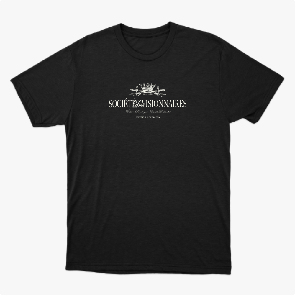 Camiseta com estampa frontal de logotipo elegante "Société Visionnaires", coroa centralizada acima e textos adicionais detalhados abaixo.