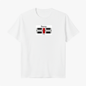 Camiseta com estampa frontal de desenho geométrico central com texto estilizado acima e abaixo, e estampa traseira de pequeno desenho geométrico semelhante.