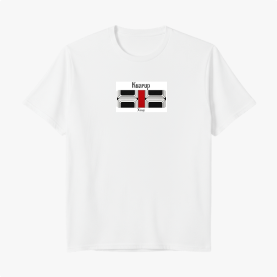 Camiseta com estampa frontal de desenho geométrico central com texto estilizado acima e abaixo, e estampa traseira de pequeno desenho geométrico semelhante.