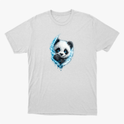 Camiseta com estampa frontal de rosto de panda estilizado com efeito de pintura respingada, destacando traços suaves e detalhes contrastantes.