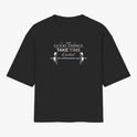 Camiseta com estampa frontal de uma barra de peso acompanhada da frase "GOOD THINGS TAKE TIME, be patient", decorando o centro com estilo motivacional.
