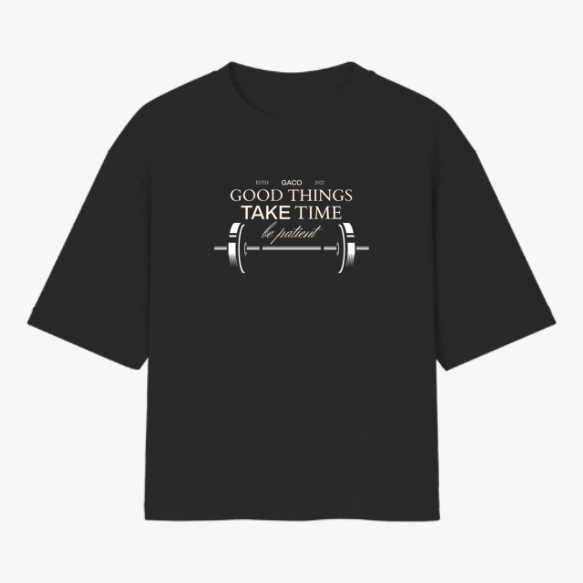 Camiseta com estampa frontal de uma barra de peso acompanhada da frase "GOOD THINGS TAKE TIME, be patient", decorando o centro com estilo motivacional.