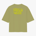 Camiseta com estampa frontal de lettering "Deus é bom" em estilo caligráfico detalhado e estampa traseira idêntica, porém em tamanho ampliado.