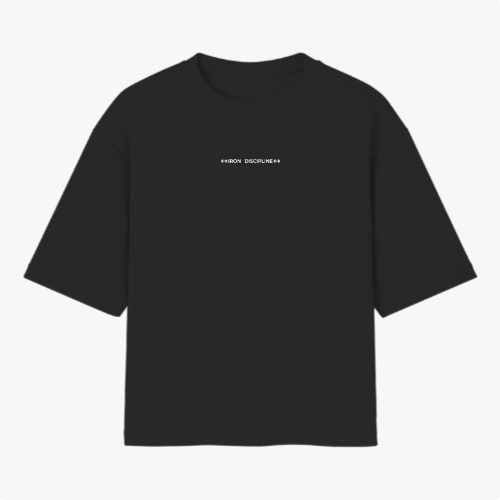 Camiseta com estampa frontal de texto estilizado centralizado "IRON DISCIPLINE", em letras maiúsculas, com pequenos símbolos de adição em cada extremidade.