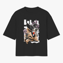 Camiseta com estampa frontal de um pequeno animal estilizado segurando uma bebida, rodeado por plantas floridas e com um fundo geométrico abstrato.