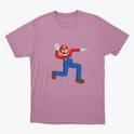 Camiseta com estampa frontal de um personagem icônico de macacão levantando uma mão aberta e apontando na outra direção, em posição alegre e animada.