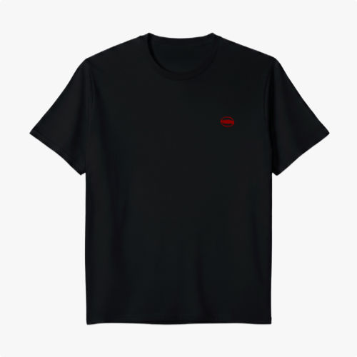 Camiseta com estampa frontal de círculo vazado e estampa traseira de símbolos verticais complexos ao lado de caracteres estilizados, ambos em estilo tribal.