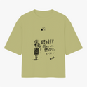 Camiseta com estampa frontal de personagem em pose reflexiva e texto japonês, e estampa traseira de quadrinhos com cenas de personagens e falas.