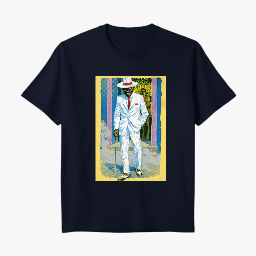 Camiseta com estampa frontal de homem de terno branco segurando bengala, chapéu elegante, ao fundo parede com graffiti e dois observadores.