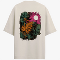 Camiseta com estampa frontal de pequeno logotipo minimalista e estampa traseira de folhas tropicais em diversas cores e círculo texturizado.