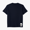 Camiseta com estampa frontal de lettering decorativo escrito "Priest Latino" e estampa traseira de uma caveira pequena no canto inferior.