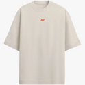Camiseta com estampa frontal de logotipo estilizado "TK" e estampa traseira de figura angelical com asas, espada e escudo, acompanhada de inscrição latina.
