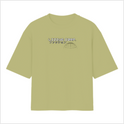 Camiseta com estampa frontal de texto estilizado "Lizzye Corp." em letras maiúsculas, acompanhado de caracteres japoneses e um desenho semi-ovalado.