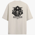 Camiseta com estampa frontal de logotipo estilizado "Seravia" e estampa traseira de ilustração detalhada de rainha egípcia chamada Anck-Su-Namun.