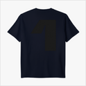 Camiseta com estampa frontal de número pequeno no peito e estampa traseira de número grande dominando o centro das costas, criando um efeito esportivo.