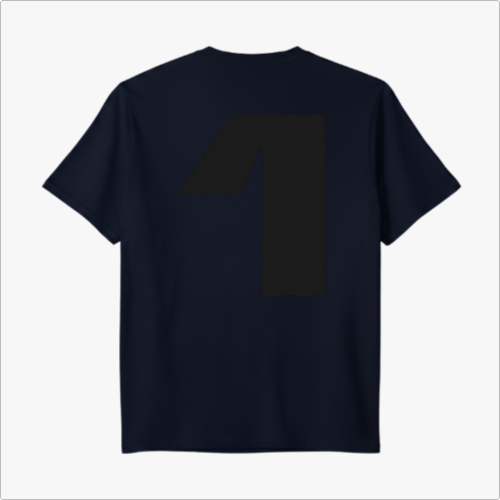 Camiseta com estampa frontal de número pequeno no peito e estampa traseira de número grande dominando o centro das costas, criando um efeito esportivo.