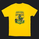 Camiseta com estampa frontal de mão erguendo o mapa do Brasil em chamas, bandeira, Cristo Redentor, Congresso Nacional e multidão abaixo.