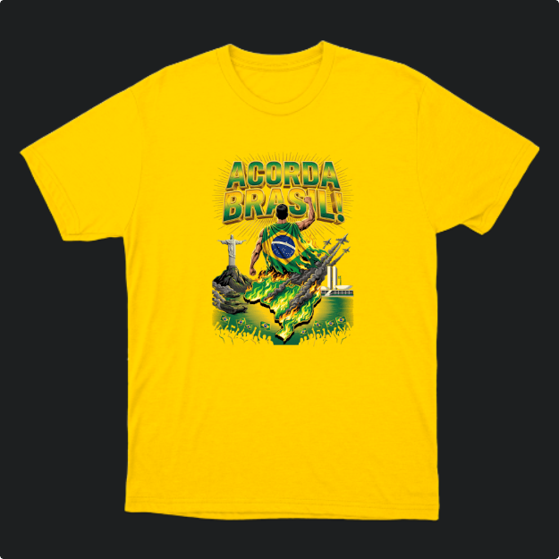 Camiseta com estampa frontal de mão erguendo o mapa do Brasil em chamas, bandeira, Cristo Redentor, Congresso Nacional e multidão abaixo.