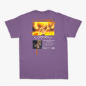 Camiseta com estampa frontal de guerreiro musculoso segurando uma arma sobre fundo circular e estampa traseira de personagem em pose poderosa com texto.