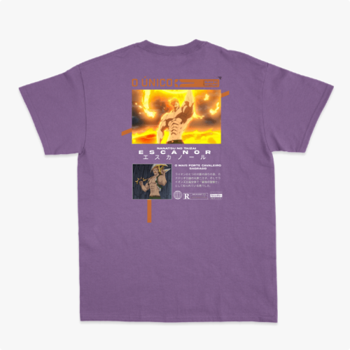 Camiseta com estampa frontal de guerreiro musculoso segurando uma arma sobre fundo circular e estampa traseira de personagem em pose poderosa com texto.